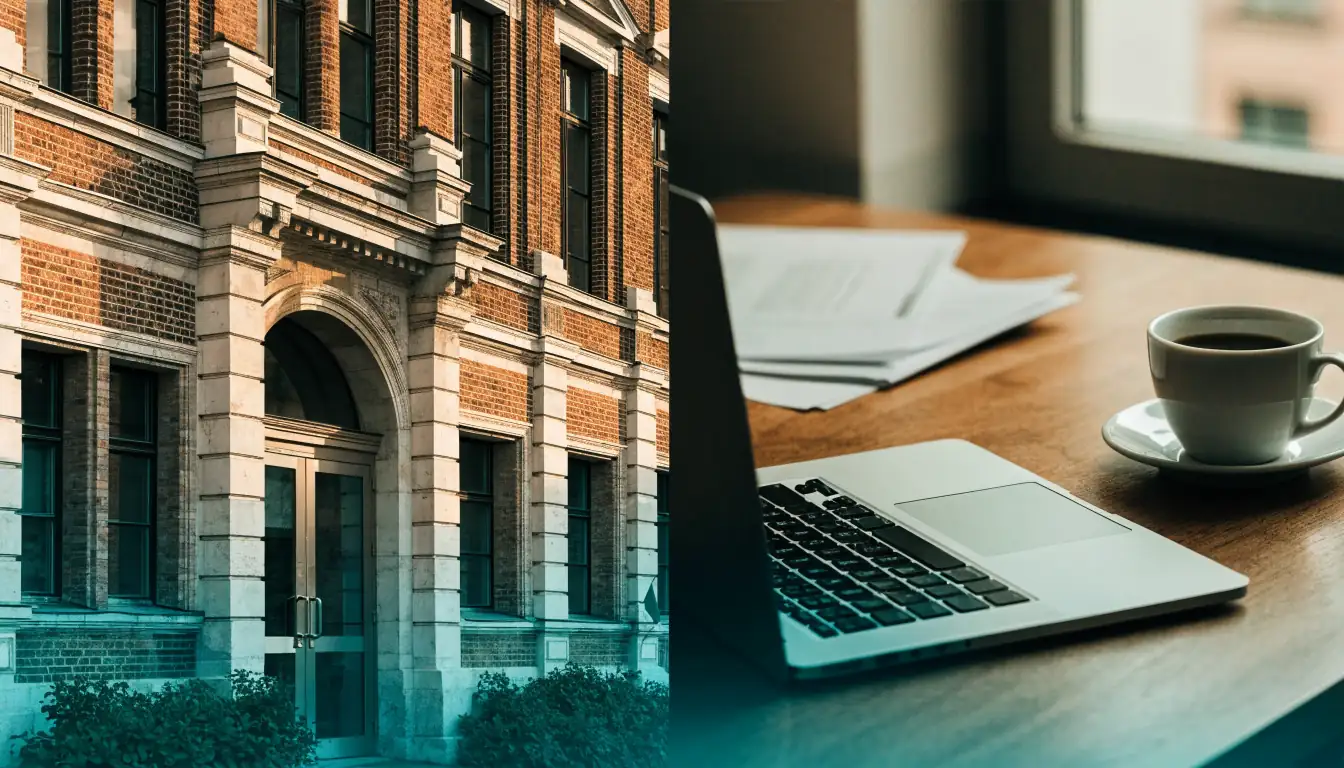 Szimbolikus jelenet: európai kaszinóépület és asztalon lévő laptop